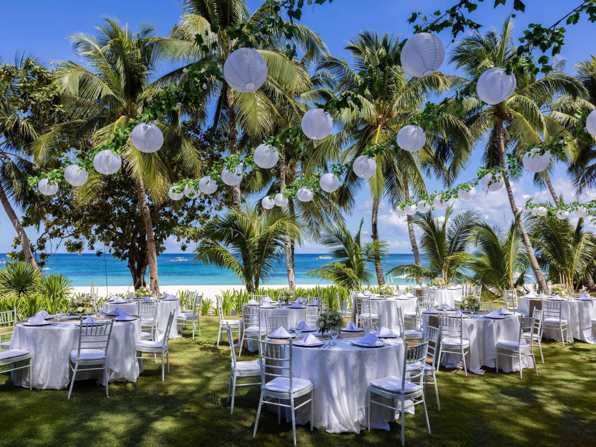 Movenpick Resort & Spa Boracay Yapak Exteriér fotografie A wedding reception at the beach