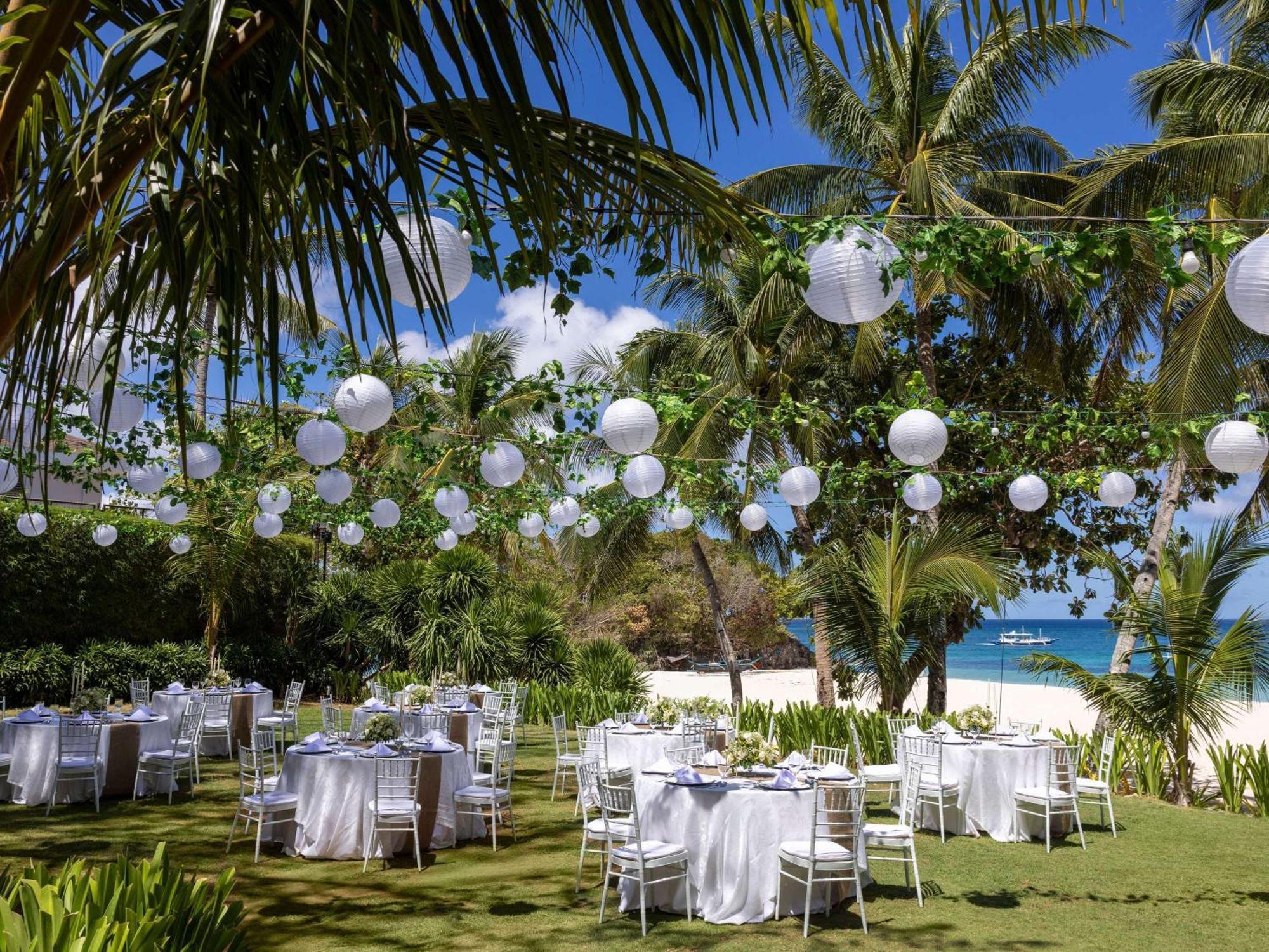 Movenpick Resort & Spa Boracay Yapak Exteriér fotografie A wedding reception at the Four Seasons Resort Maldives at Landaa Giraavili