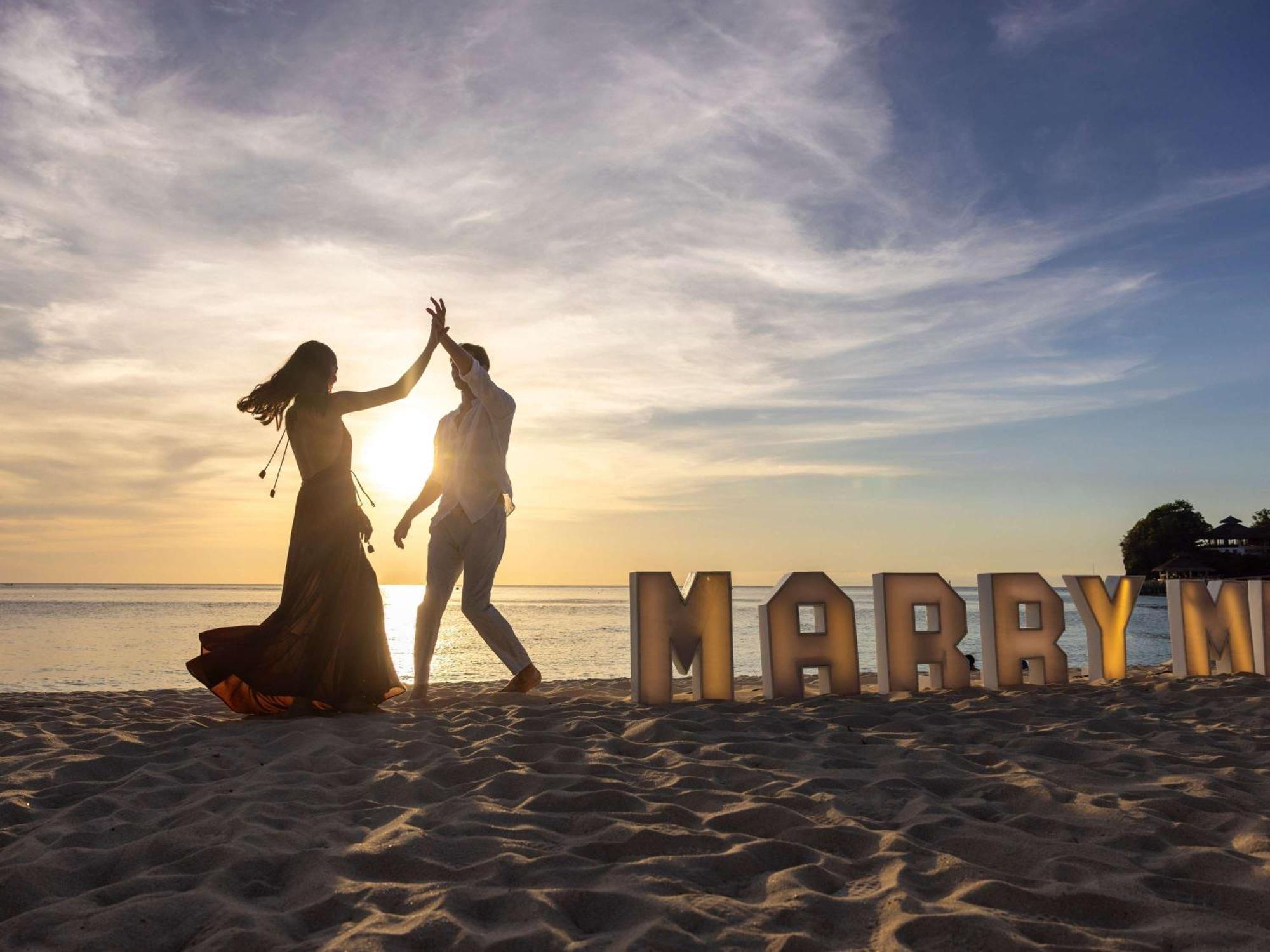 Movenpick Resort & Spa Boracay Yapak Exteriér fotografie A newly married couple on a beach