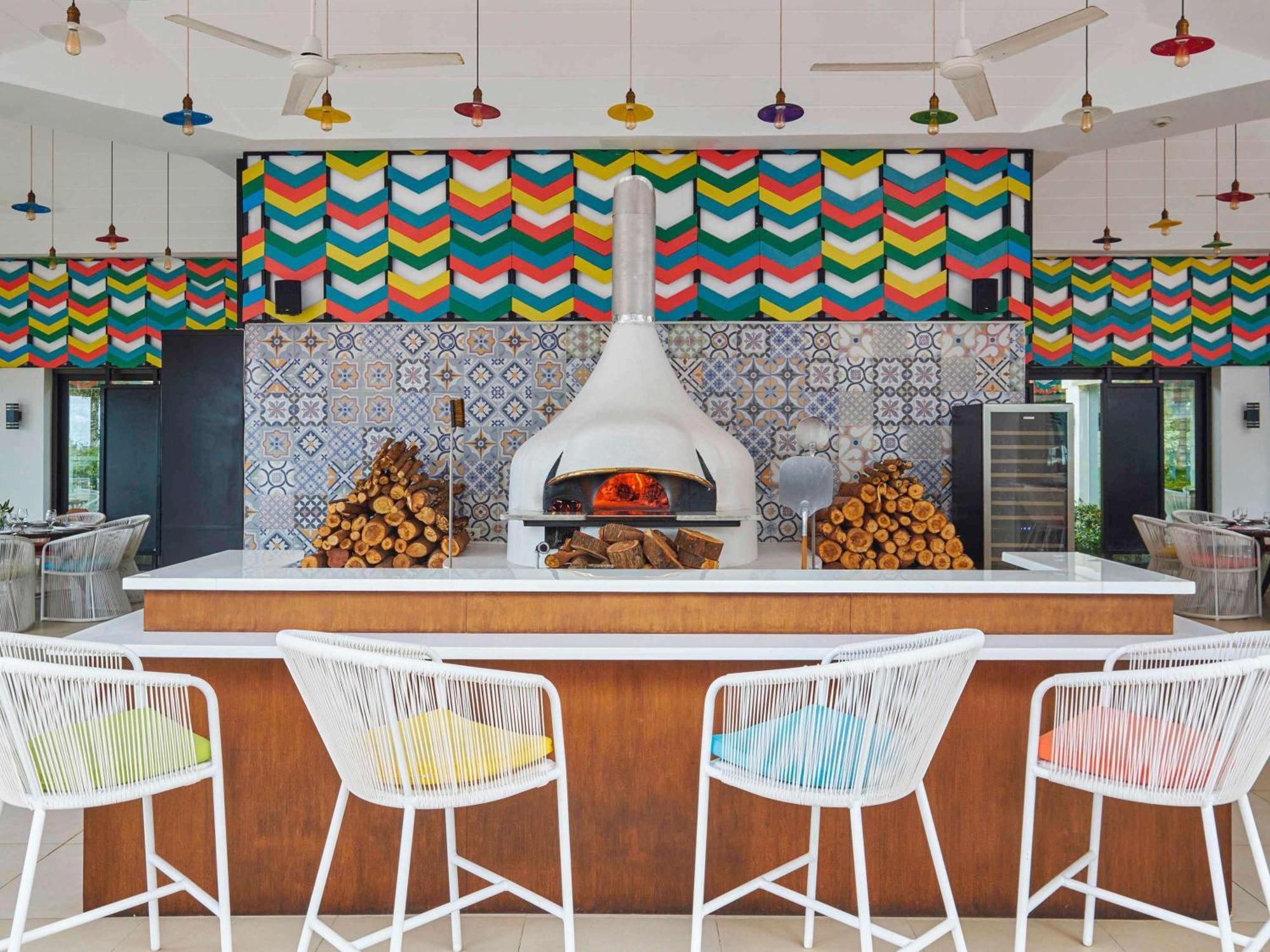 Movenpick Resort & Spa Boracay Yapak Exteriér fotografie The Pizza Bar at the Hotel