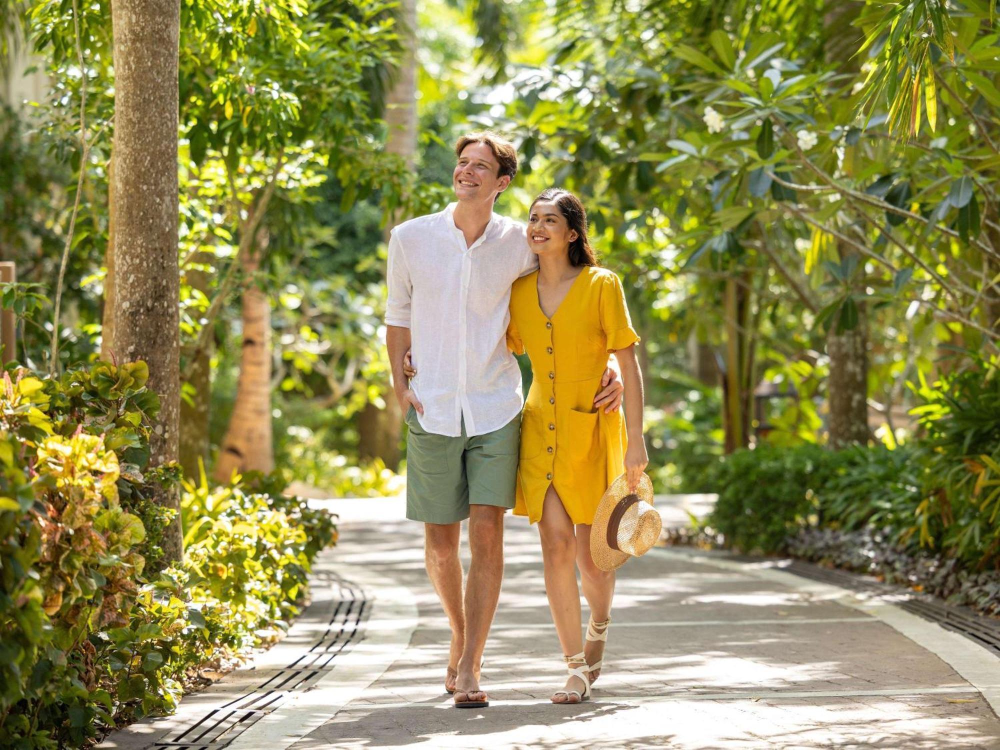 Movenpick Resort & Spa Boracay Yapak Exteriér fotografie A couple walking together